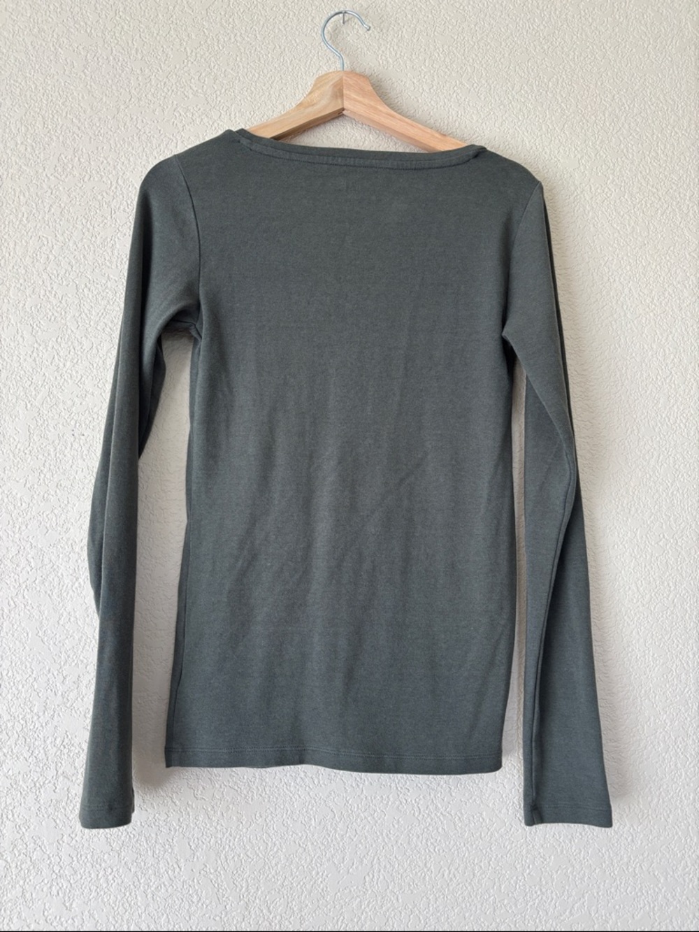 GAP V‑Neck Modern Tee Long Sleeve Women's Top — Olive Green - Picture 2 of 2